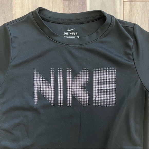 Boys Medium black Nike logo dry-fit standard fit short sleeve t-shirt - Picture 2 of 6